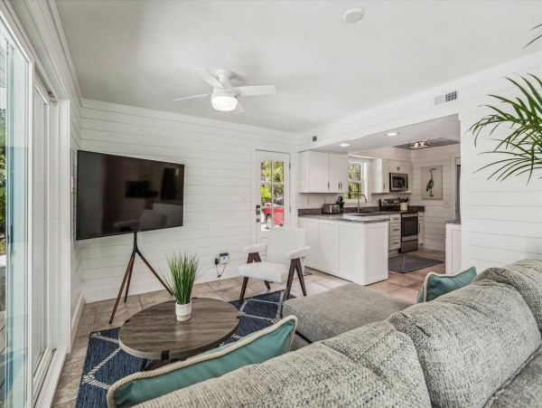 Beautiful 6 Bedroom Vacation Rental with Guest House