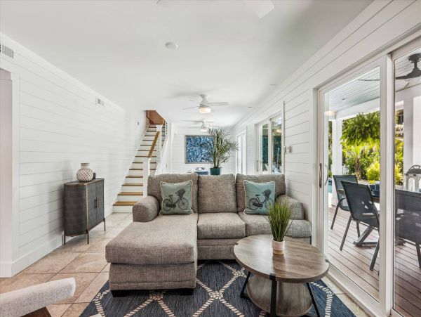 Beautiful 6 Bedroom Vacation Rental with Guest House