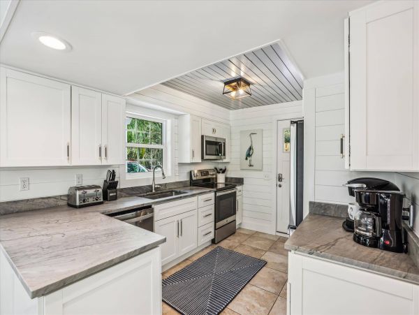 Beautiful 6 Bedroom Vacation Rental with Guest House
