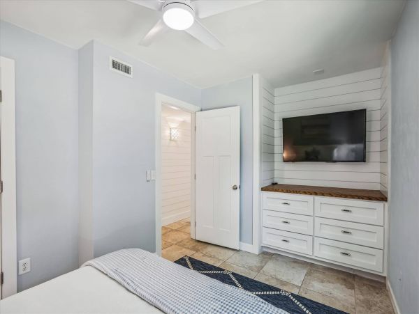 Beautiful 6 Bedroom Vacation Rental with Guest House