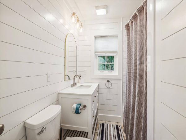 Beautiful 6 Bedroom Vacation Rental with Guest House