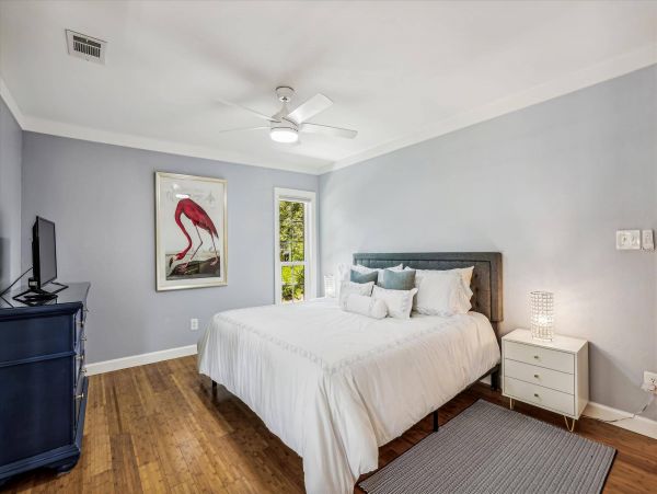 Beautiful 6 Bedroom Vacation Rental with Guest House