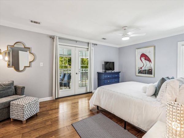 Beautiful 6 Bedroom Vacation Rental with Guest House
