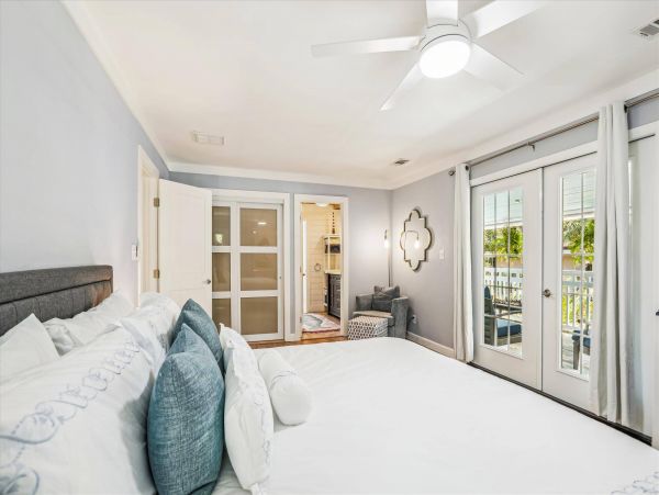 Beautiful 6 Bedroom Vacation Rental with Guest House