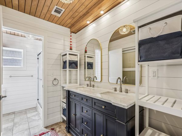 Beautiful 6 Bedroom Vacation Rental with Guest House