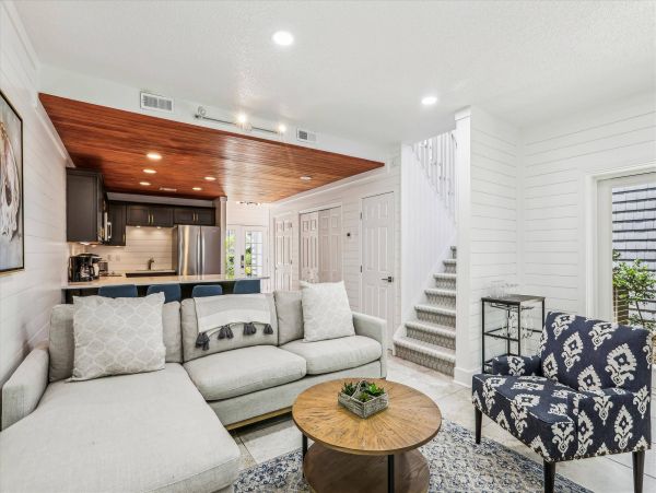 Beautiful 6 Bedroom Vacation Rental with Guest House