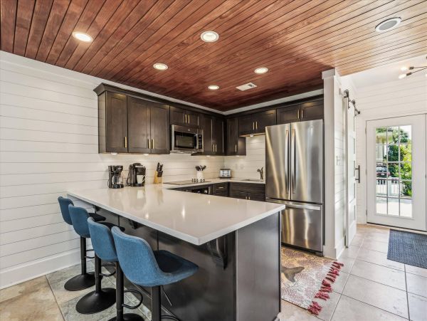 Beautiful 6 Bedroom Vacation Rental with Guest House