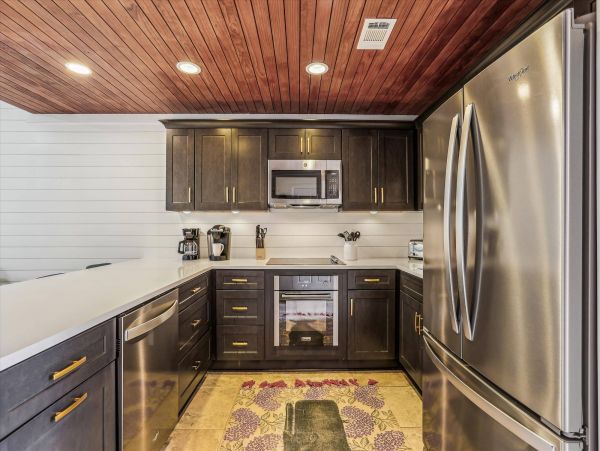 Beautiful 6 Bedroom Vacation Rental with Guest House