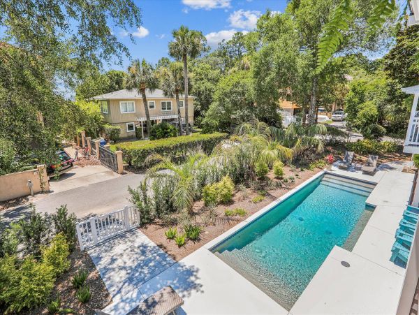 Beautiful 6 Bedroom Vacation Rental with Guest House