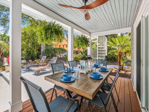 Beautiful 6 Bedroom Vacation Rental with Guest House