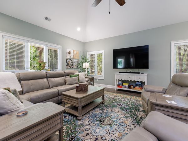 Charming Home 5 Min Walk to Beach in South Forest Beach