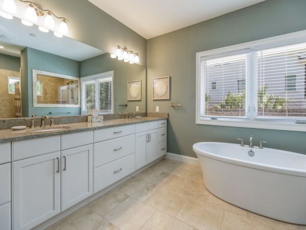 Charming Home 5 Min Walk to Beach in South Forest Beach
