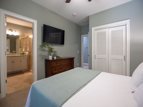 Charming Home 5 Min Walk to Beach in South Forest Beach