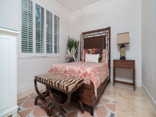 Luxury Vacation Condo with 4 Bedrooms on Seven Mile Beach