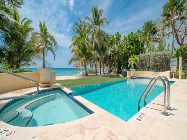Luxury Vacation Condo with 4 Bedrooms on Seven Mile Beach