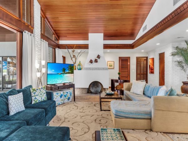Beautiful Marathon Vacation Home with 5 Bedrooms & Indoor Pool