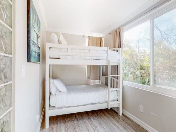 Ultimate Beach Getaway with 5 Bedrooms in Mission Beach