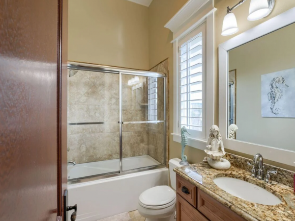 Lovely Destin Vacation Home with 5 Bedrooms & Boat Dock