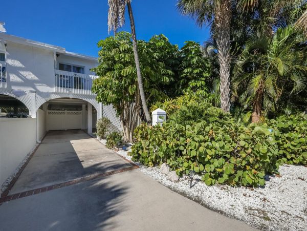 Cozy Vacation Rental with 2 Bedrooms Short Walk to Beach