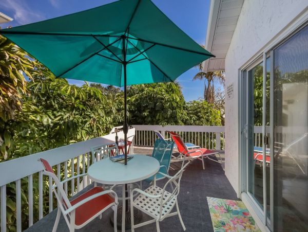 Cozy Vacation Rental with 2 Bedrooms Short Walk to Beach