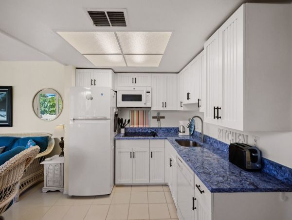 Cozy Vacation Rental with 2 Bedrooms Short Walk to Beach