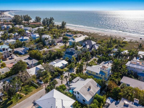 Cozy Vacation Rental with 2 Bedrooms Short Walk to Beach