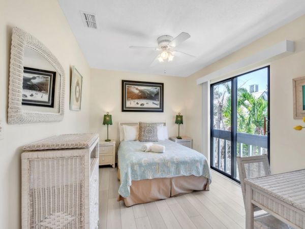 Cozy Vacation Rental with 2 Bedrooms Short Walk to Beach
