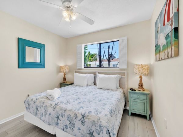 Cozy Vacation Rental with 2 Bedrooms Short Walk to Beach