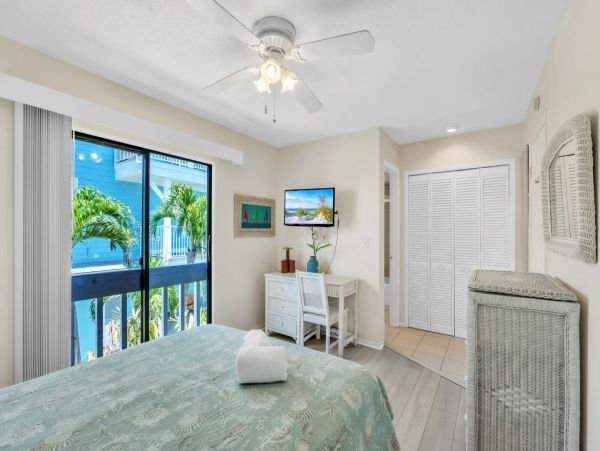 Cozy Vacation Rental with 2 Bedrooms Short Walk to Beach