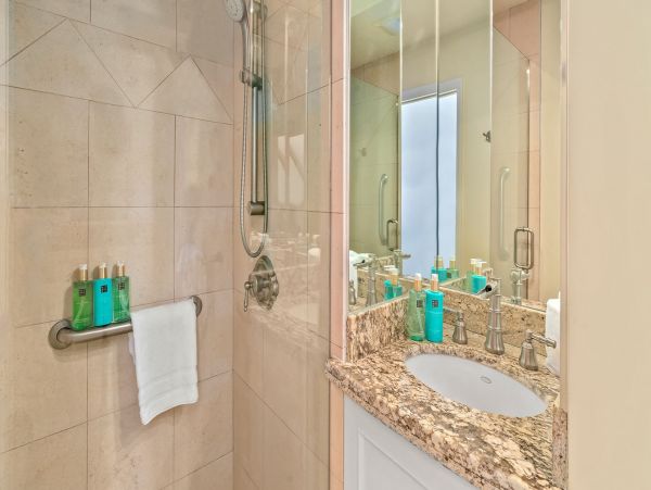 Spacious Oceanfront Villa with Great Resort Amenities