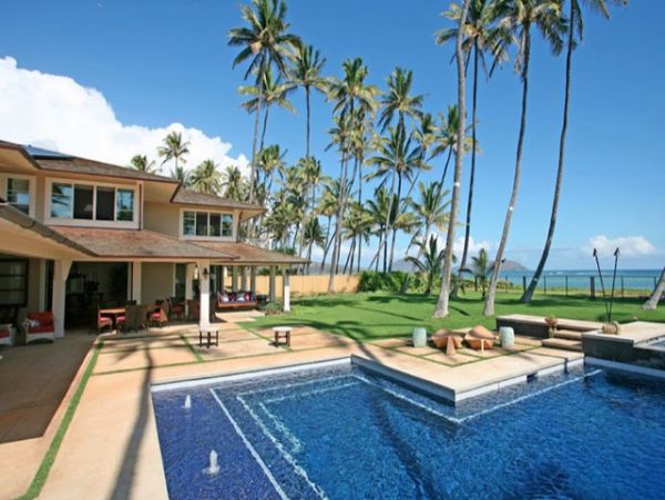 Beachfront Vacation Rental with 6 Bedrooms Plus Cottage