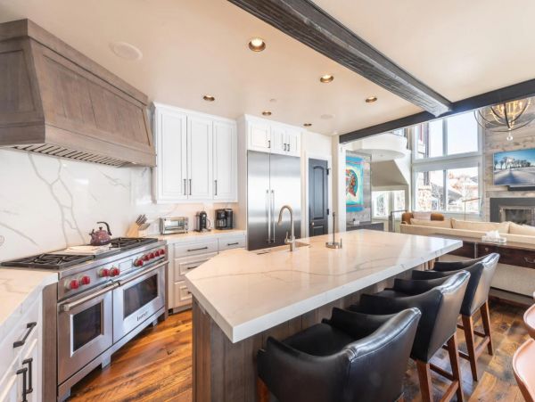 Luxury Ski-in/Ski-out Deer Valley Five Bedroom Home with Private Hot Tub