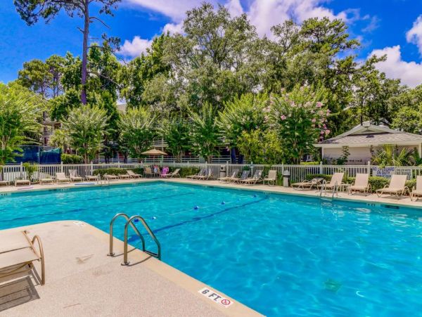 Hilton Head 2 Bedroom Condo with On-Site Pool, Hot Tub & Tennis Courts
