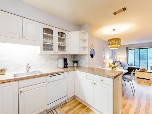 Hilton Head 2 Bedroom Condo with On-Site Pool, Hot Tub & Tennis Courts
