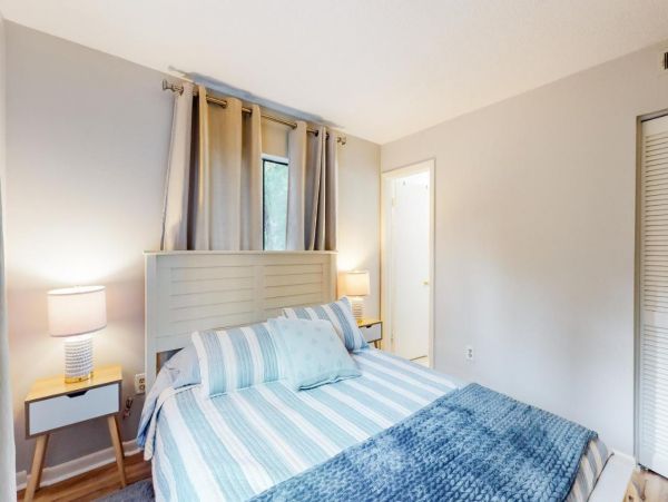 Hilton Head 2 Bedroom Condo with On-Site Pool, Hot Tub & Tennis Courts
