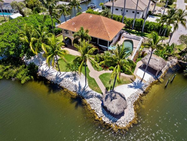 Luxurious Coastal Getaway 4 Bedroom Pool Home