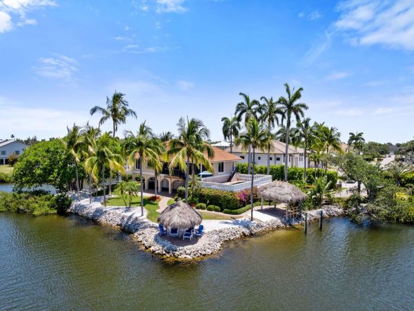 Luxurious Coastal Getaway 4 Bedroom Pool Home
