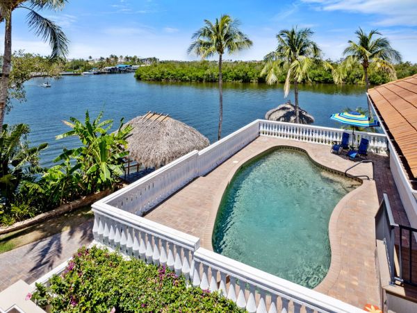 Luxurious Coastal Getaway 4 Bedroom Pool Home