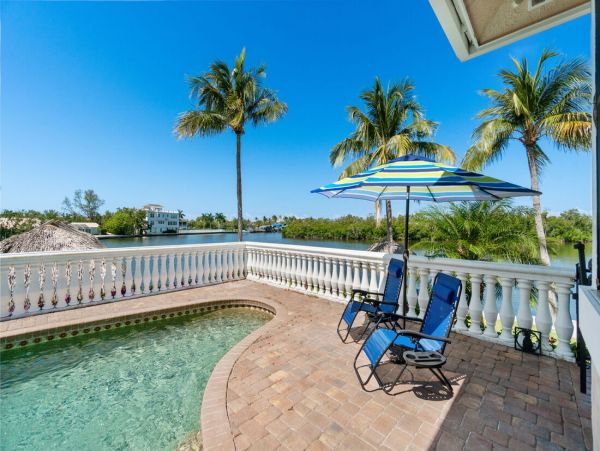 Luxurious Coastal Getaway 4 Bedroom Pool Home