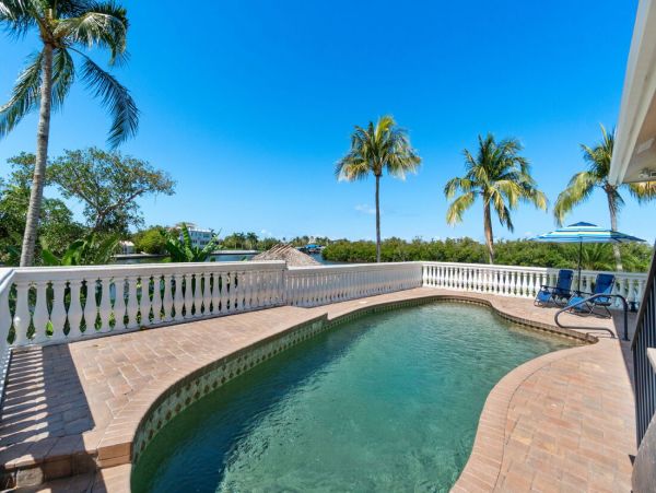 Luxurious Coastal Getaway 4 Bedroom Pool Home