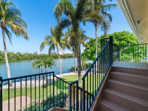 Luxurious Coastal Getaway 4 Bedroom Pool Home
