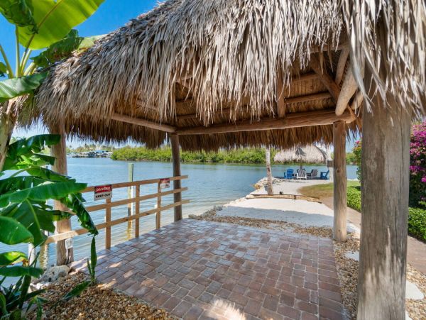 Luxurious Coastal Getaway 4 Bedroom Pool Home