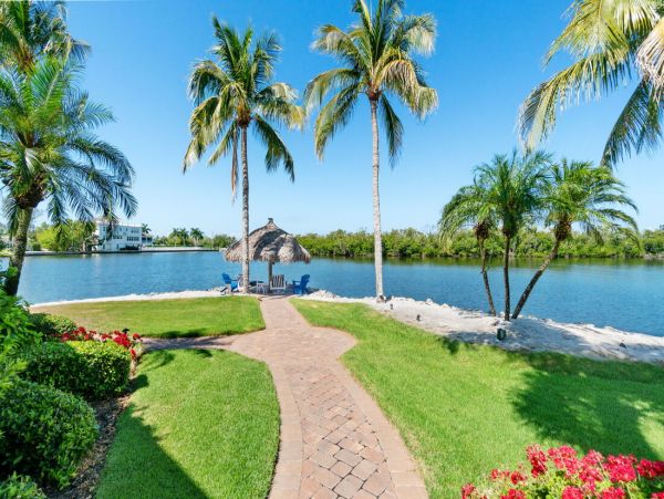 Luxurious Coastal Getaway 4 Bedroom Pool Home