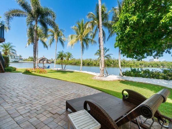 Luxurious Coastal Getaway 4 Bedroom Pool Home