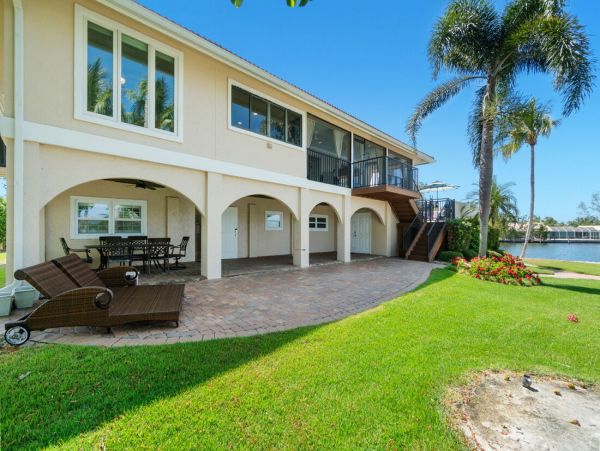 Luxurious Coastal Getaway 4 Bedroom Pool Home