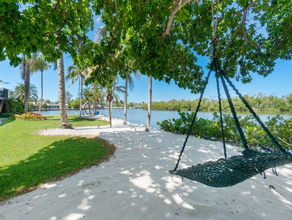 Luxurious Coastal Getaway 4 Bedroom Pool Home