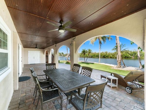 Luxurious Coastal Getaway 4 Bedroom Pool Home