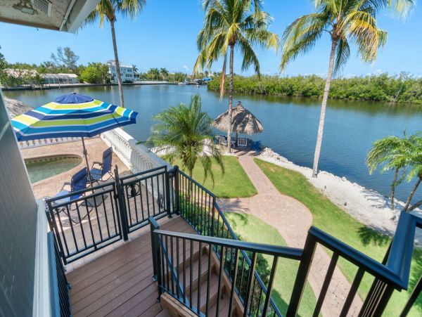 Luxurious Coastal Getaway 4 Bedroom Pool Home