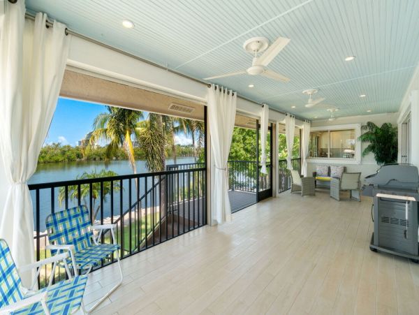 Luxurious Coastal Getaway 4 Bedroom Pool Home
