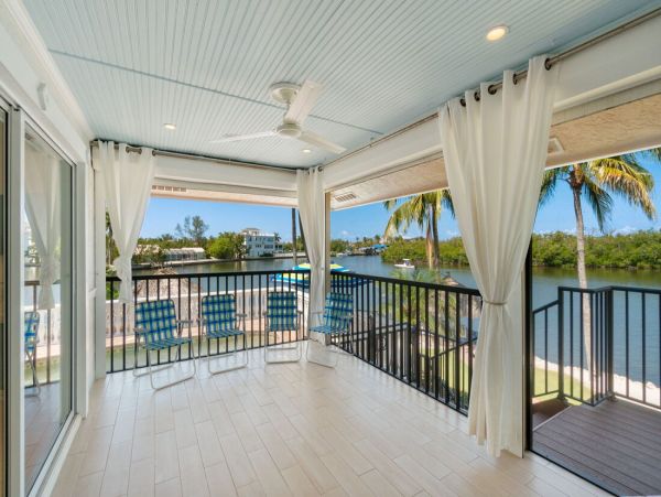 Luxurious Coastal Getaway 4 Bedroom Pool Home